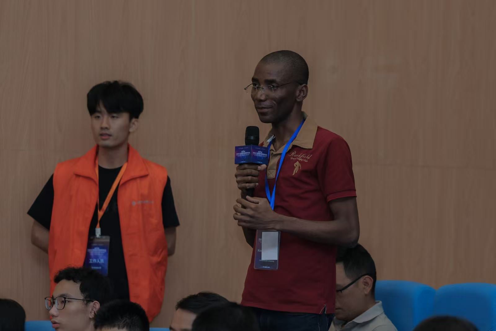 Asking a question during a conference discussion in Shenzhen